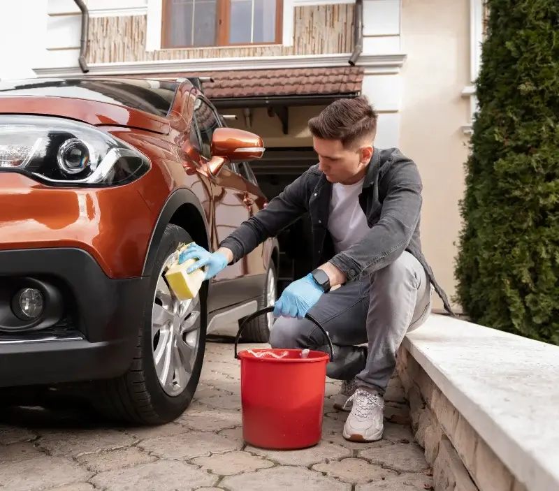 Lavage auto à domicile Cormelles-le-Royal : professionnel intervenant sur un véhicule